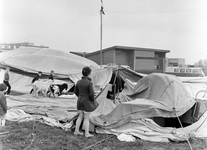 128446 Afbeelding van de als gevolg van een storm ingestorte circustent van Circus Hardi in het Park De Watertoren aan ...